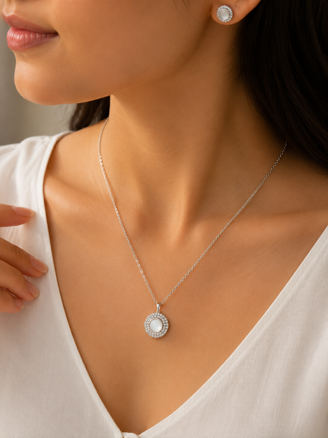 orelva-luna-pearl-halo-pendant-necklace-set-model