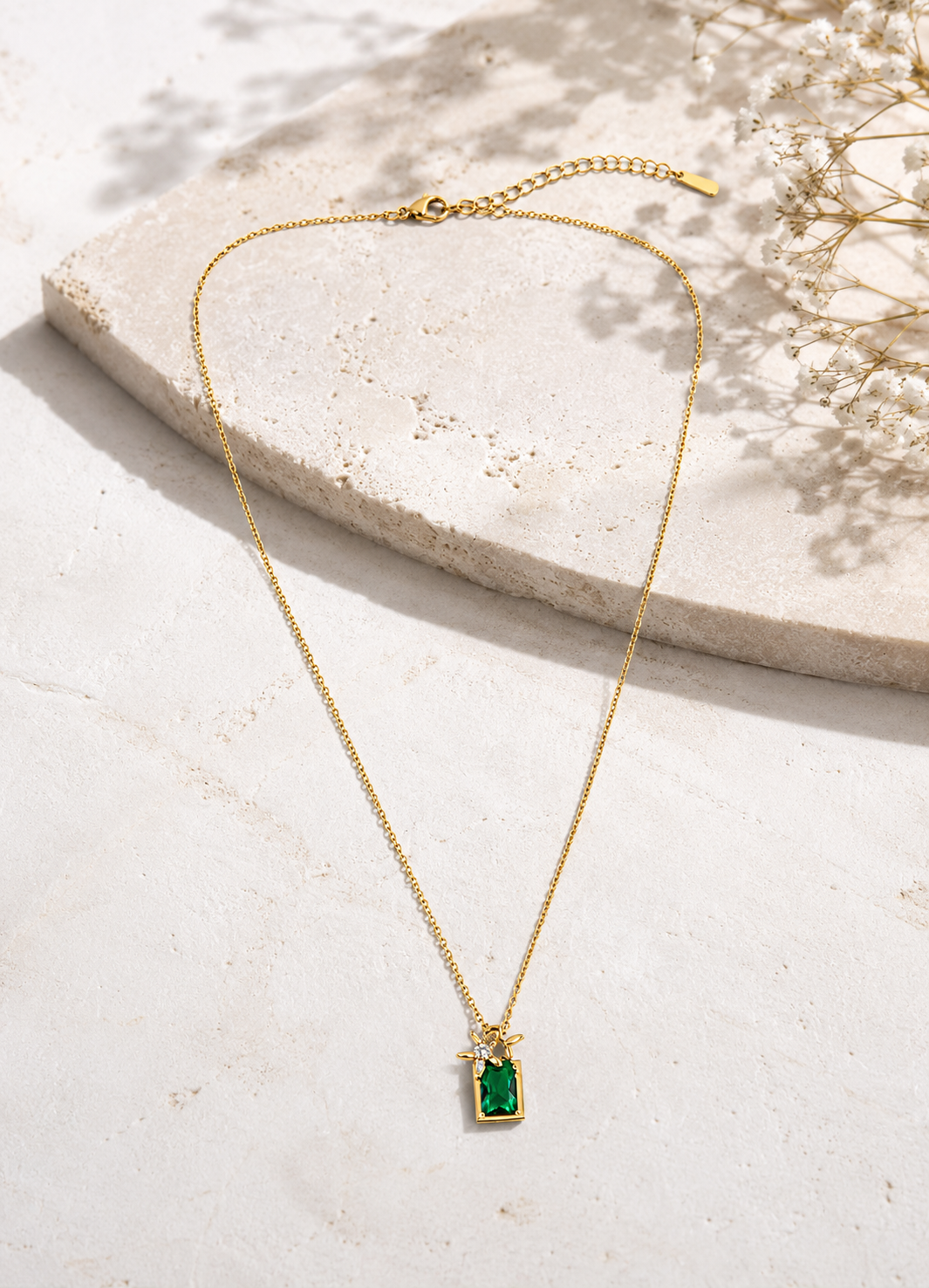 Elegant Gold Necklace Featuring Emerald Green Crystal Pendant