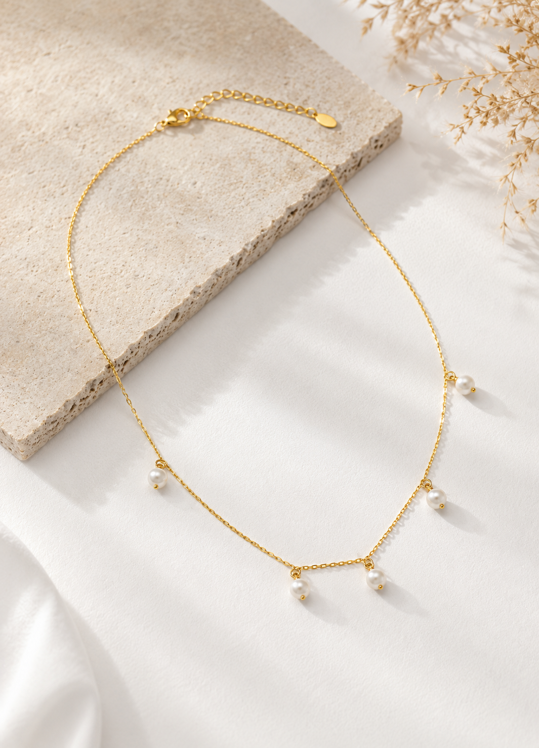 Minimal Gold Necklace with Elegant Pearl Drops